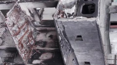 Bu borsa dikey videosu Ukrayna 'daki savaş sonrasını gösteriyor. Borodyanka' da yıkılan bir yerleşim yeri.