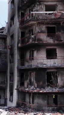 Bu borsa dikey videosu Ukrayna 'daki savaş sonrasını gösteriyor. Borodyanka' da yıkılan bir yerleşim yeri.
