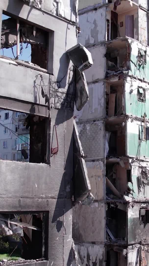 Este Vídeo Vertical Mostra Consequências Guerra Ucrânia Edifício Residencial Destruído — Vídeo de Stock