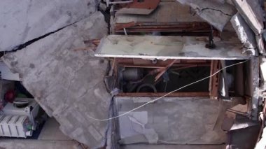 Bu borsa dikey videosu Ukrayna 'daki savaş sonrasını gösteriyor. Borodyanka' da yıkılan bir yerleşim yeri.