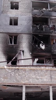 Bu borsa dikey videosu Ukrayna 'daki savaş sonrasını gösteriyor. Borodyanka' da yıkılan bir yerleşim yeri.