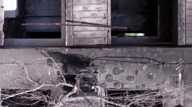 Bu borsa dikey videosu Ukrayna 'daki savaş sonrasını gösteriyor. Borodyanka' da yıkılan bir yerleşim yeri.