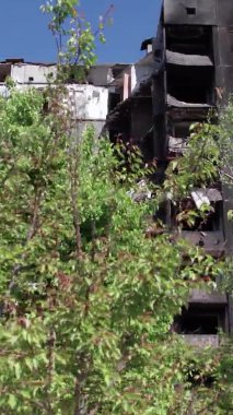 Bu borsa dikey videosu Ukrayna 'daki savaş sonrasını gösteriyor. Borodyanka' da yıkılan bir yerleşim yeri.