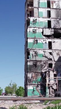 Bu borsa dikey videosu Ukrayna 'daki savaş sonrasını gösteriyor. Borodyanka' da yıkılan bir yerleşim yeri.