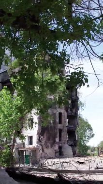 Bu borsa dikey videosu Ukrayna 'daki savaş sonrasını gösteriyor. Borodyanka' da yıkılan bir yerleşim yeri.