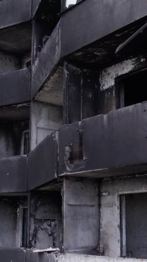 Bu borsa dikey videosu Ukrayna 'daki savaş sonrasını gösteriyor. Borodyanka' da yıkılan bir yerleşim yeri.