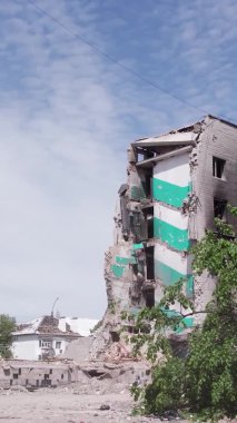 Bu borsa dikey videosu Ukrayna 'daki savaş sonrasını gösteriyor. Borodyanka' da yıkılan bir yerleşim yeri.