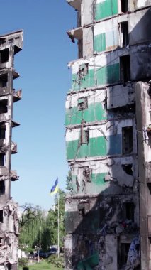 Bu borsa dikey videosu Ukrayna 'daki savaş sonrasını gösteriyor. Borodyanka' da yıkılan bir yerleşim yeri.