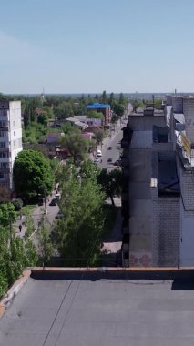 Bu borsa dikey videosu Ukrayna 'daki savaş sonrasını gösteriyor. Borodyanka' da yıkılan bir yerleşim yeri.