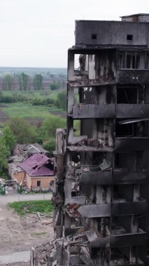 Bu borsa dikey videosu Ukrayna 'daki savaş sonrasını gösteriyor. Borodyanka' da yıkılan bir yerleşim yeri.