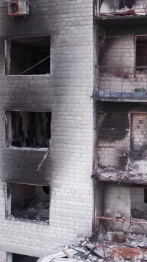 Bu borsa dikey videosu Ukrayna 'daki savaş sonrasını gösteriyor. Borodyanka' da yıkılan bir yerleşim yeri.