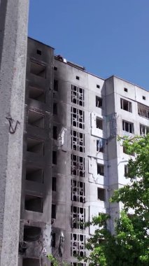 Bu borsa dikey videosu Ukrayna 'daki savaş sonrasını gösteriyor. Borodyanka' da yıkılan bir yerleşim yeri.