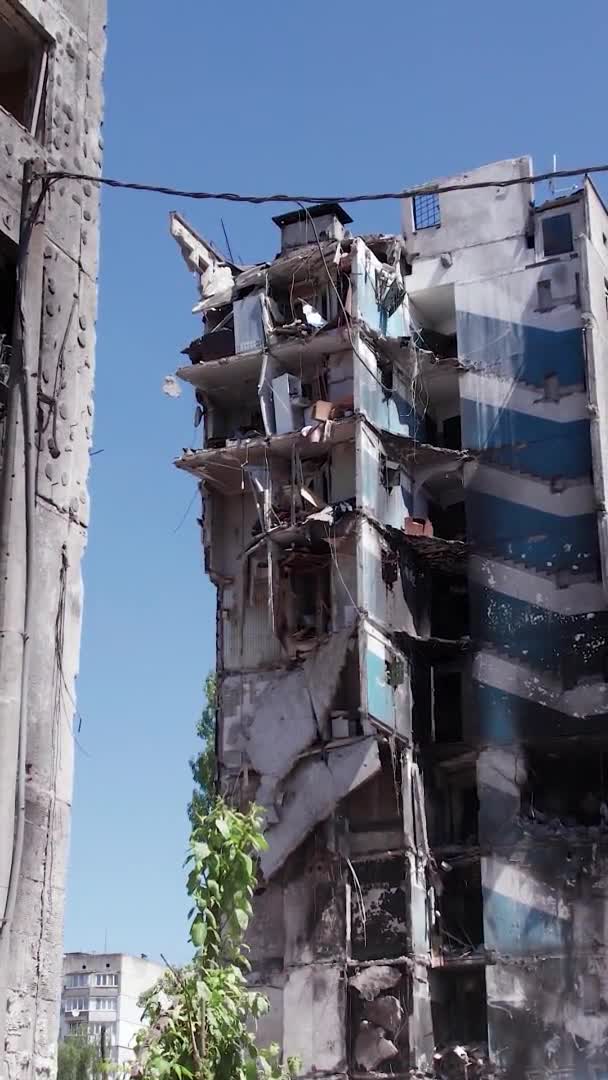 Este Vídeo Vertical Mostra Consequências Guerra Ucrânia Edifício Residencial Destruído — Vídeo de Stock