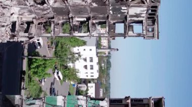 Bu borsa dikey videosu Ukrayna 'daki savaş sonrasını gösteriyor. Borodyanka' da yıkılan bir yerleşim yeri.