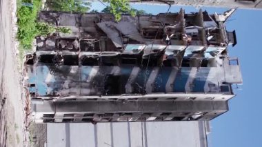 Bu borsa dikey videosu Ukrayna 'daki savaş sonrasını gösteriyor. Borodyanka' da yıkılan bir yerleşim yeri.