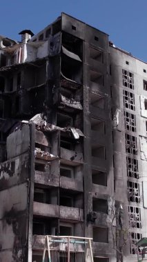 Bu borsa dikey videosu Ukrayna 'daki savaş sonrasını gösteriyor. Borodyanka' da yıkılan bir yerleşim yeri.