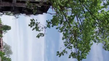 Bu borsa dikey videosu Ukrayna 'daki savaş sonrasını gösteriyor. Borodyanka' da yıkılan bir yerleşim yeri.