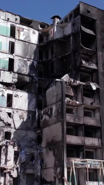 Bu borsa dikey videosu Ukrayna 'daki savaş sonrasını gösteriyor. Borodyanka' da yıkılan bir yerleşim yeri.