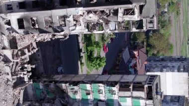 Bu borsa dikey videosu Ukrayna 'daki savaş sonrasını gösteriyor. Borodyanka' da yıkılan bir yerleşim yeri.