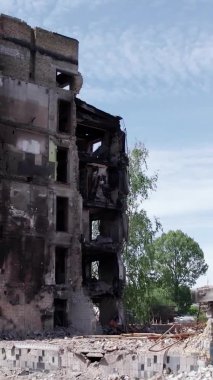 Bu borsa dikey videosu Ukrayna 'daki savaş sonrasını gösteriyor. Borodyanka' da yıkılan bir yerleşim yeri.