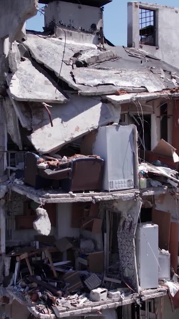 Este Vídeo Vertical Mostra Consequências Guerra Ucrânia Edifício Residencial Destruído — Vídeo de Stock