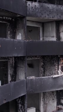 Bu borsa dikey videosu Ukrayna 'daki savaş sonrasını gösteriyor. Borodyanka' da yıkılan bir yerleşim yeri.