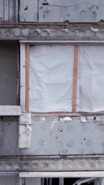 Bu borsa dikey videosu Ukrayna 'daki savaş sonrasını gösteriyor. Borodyanka' da yıkılan bir yerleşim yeri.