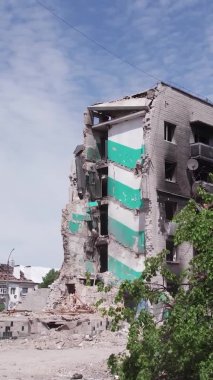 Bu borsa dikey videosu Ukrayna 'daki savaş sonrasını gösteriyor. Borodyanka' da yıkılan bir yerleşim yeri.