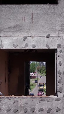 Bu borsa dikey videosu Ukrayna 'daki savaş sonrasını gösteriyor. Borodyanka' da yıkılan bir yerleşim yeri.