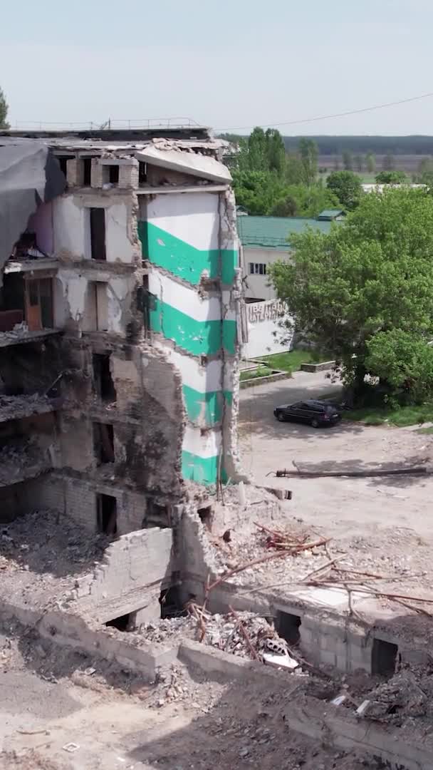 Вертикальне Відео Показує Наслідки Війни Україні Зруйнований Житловий Будинок Бородянці — стокове відео