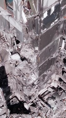 Bu borsa dikey videosu Ukrayna 'daki savaş sonrasını gösteriyor. Borodyanka' da yıkılan bir yerleşim yeri.