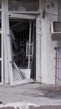Bu borsa dikey videosu Ukrayna 'daki savaş sonrasını gösteriyor. Borodyanka' da yıkılan bir yerleşim yeri.