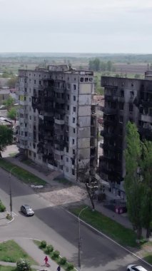 Bu borsa dikey videosu Ukrayna 'daki savaş sonrasını gösteriyor. Borodyanka' da yıkılan bir yerleşim yeri.