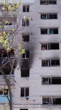 Bu borsa dikey videosu Ukrayna 'daki savaş sonrasını gösteriyor. Borodyanka' da yıkılan bir yerleşim yeri.