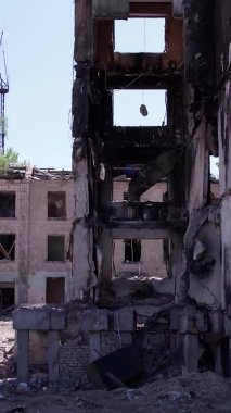 Bu borsa dikey videosu Ukrayna 'daki savaş sonrasını gösteriyor. Borodyanka' da yıkılan bir yerleşim yeri.