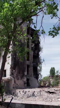 Bu borsa dikey videosu Ukrayna 'daki savaş sonrasını gösteriyor. Borodyanka' da yıkılan bir yerleşim yeri.