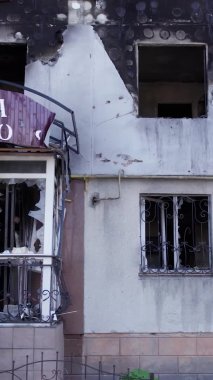 Bu borsa dikey videosu Ukrayna 'daki savaş sonrasını gösteriyor. Borodyanka' da yıkılan bir yerleşim yeri.