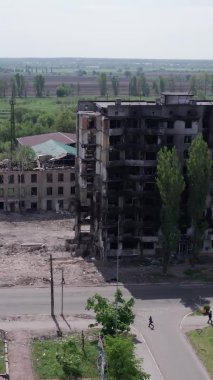 Bu borsa dikey videosu Ukrayna 'daki savaş sonrasını gösteriyor. Borodyanka' da yıkılan bir yerleşim yeri.