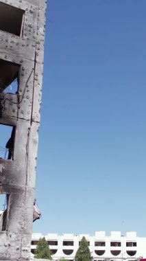 Bu borsa dikey videosu Ukrayna 'daki savaş sonrasını gösteriyor. Borodyanka' da yıkılan bir yerleşim yeri.