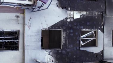 Bu borsa dikey videosu Ukrayna 'daki savaş sonrasını gösteriyor. Borodyanka' da yıkılan bir yerleşim yeri.