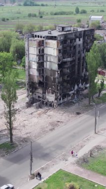 Bu borsa dikey videosu Ukrayna 'daki savaş sonrasını gösteriyor. Borodyanka' da yıkılan bir yerleşim yeri.