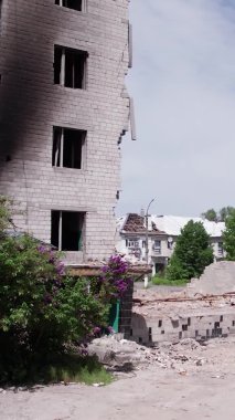 Bu borsa dikey videosu Ukrayna 'daki savaş sonrasını gösteriyor. Borodyanka' da yıkılan bir yerleşim yeri.