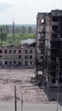 Bu borsa dikey videosu Ukrayna 'daki savaş sonrasını gösteriyor. Borodyanka' da yıkılan bir yerleşim yeri.