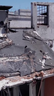 Bu borsa dikey videosu Ukrayna 'daki savaş sonrasını gösteriyor. Borodyanka' da yıkılan bir yerleşim yeri.