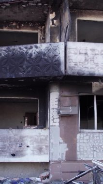 Bu borsa dikey videosu Ukrayna 'daki savaş sonrasını gösteriyor. Borodyanka' da yıkılan bir yerleşim yeri.