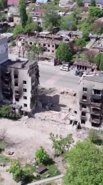 Bu borsa dikey videosu Ukrayna 'daki savaş sonrasını gösteriyor. Borodyanka' da yıkılan bir yerleşim yeri.