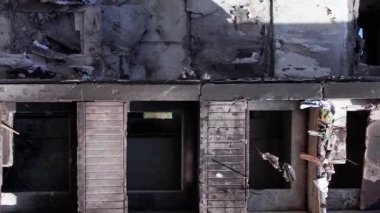 Bu borsa dikey videosu Ukrayna 'daki savaş sonrasını gösteriyor. Borodyanka' da yıkılan bir yerleşim yeri.