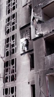 Bu borsa dikey videosu Ukrayna 'daki savaş sonrasını gösteriyor. Borodyanka' da yıkılan bir yerleşim yeri.