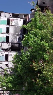 Bu borsa dikey videosu Ukrayna 'daki savaş sonrasını gösteriyor. Borodyanka' da yıkılan bir yerleşim yeri.