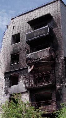 Bu borsa dikey videosu Ukrayna 'daki savaş sonrasını gösteriyor. Borodyanka' da yıkılan bir yerleşim yeri.